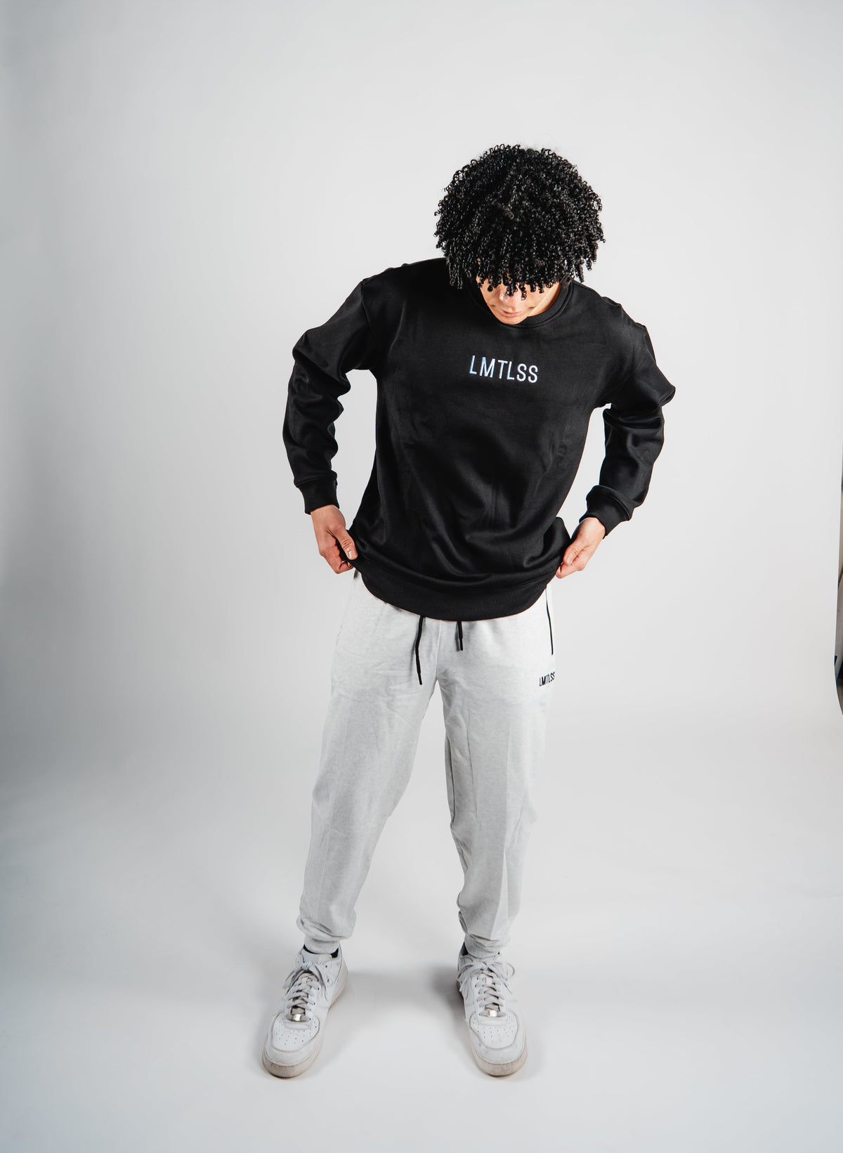 LMTLSS Velvet Crewneck in black — side