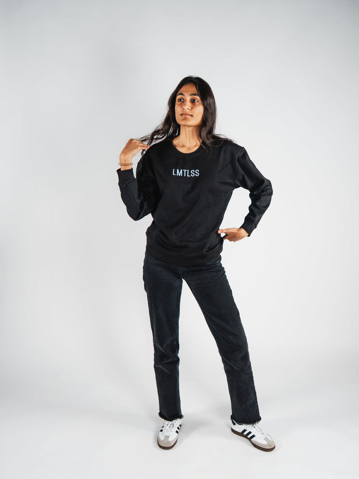 LMTLSS Velvet Crewneck in black — detail